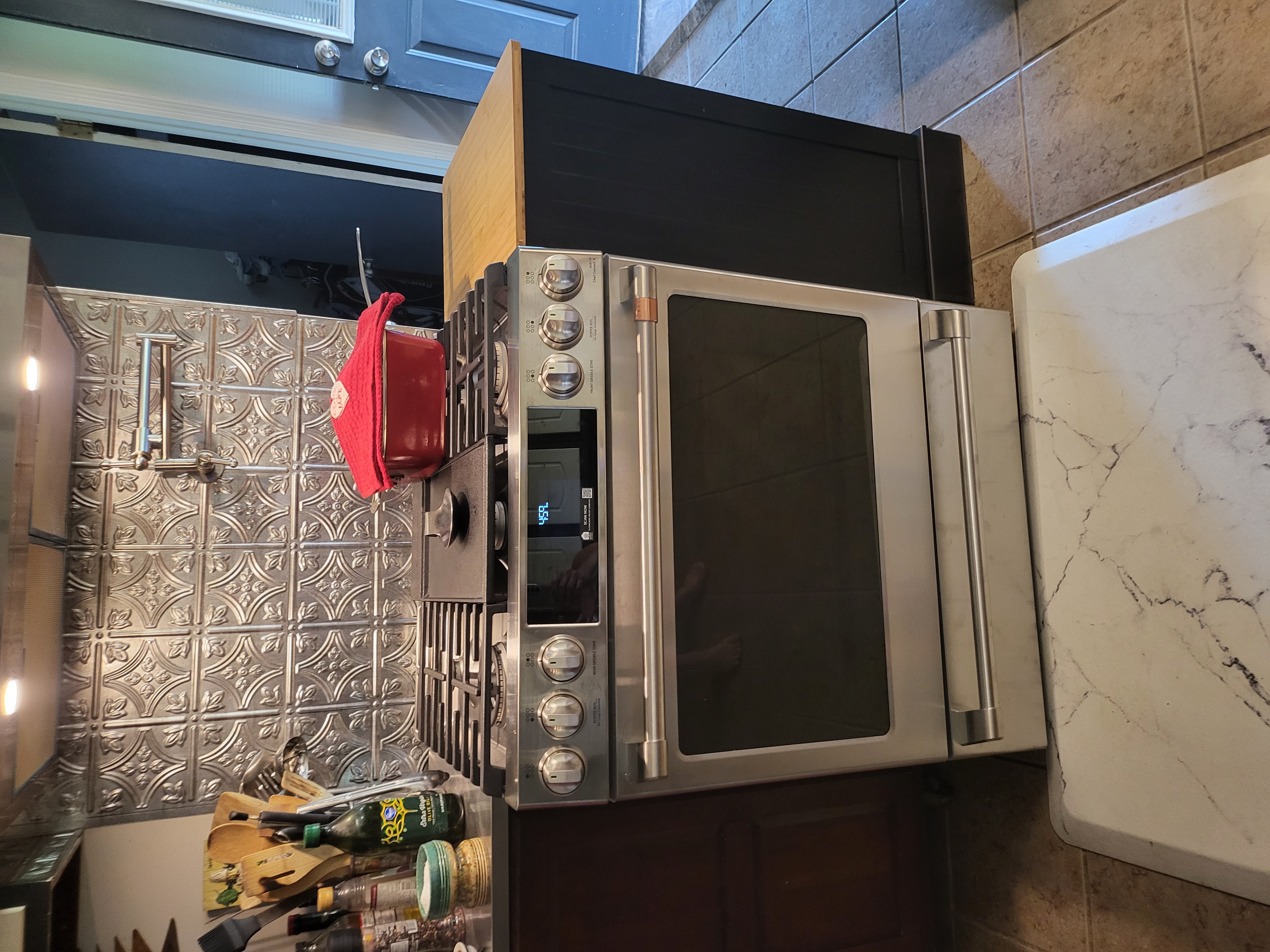 Kitchen Range & Backsplash