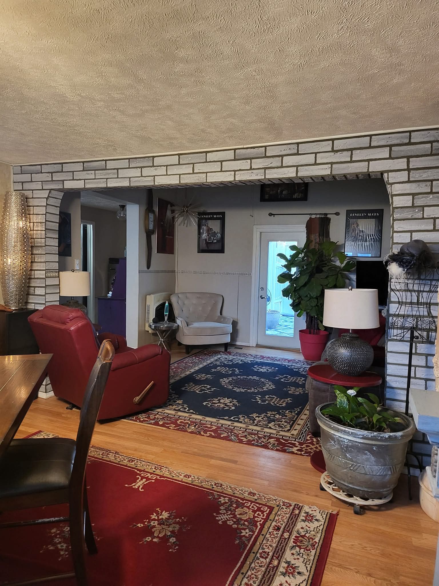 Living Room & Hardwood Floors